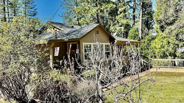 view of outdoor structure with a yard