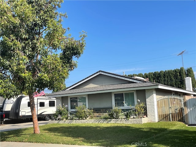 view of front of property featuring a front lawn