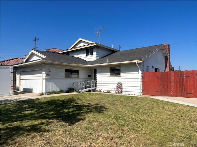 view of front of property featuring a front lawn