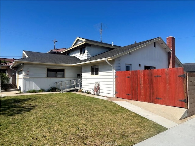 view of front of home featuring a front lawn