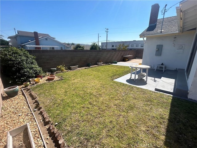 view of yard featuring a patio area