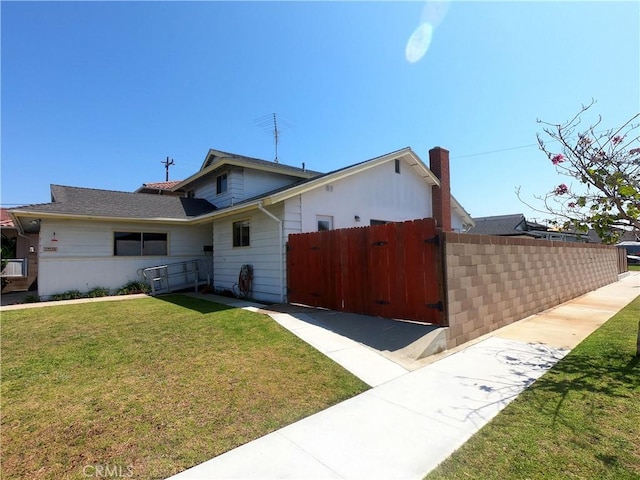 view of front of home featuring a front lawn