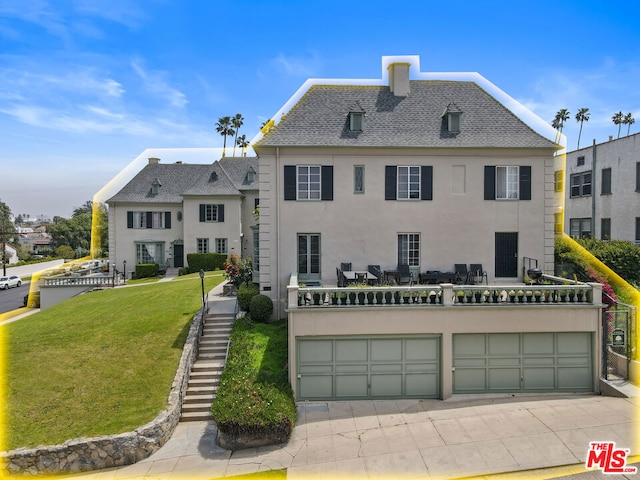 view of front of home featuring a garage and a front yard