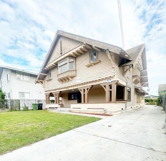 view of front of property with a front yard