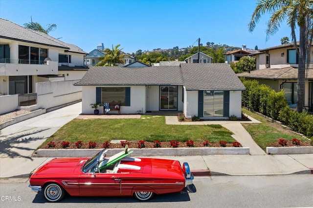 view of front facade with a front lawn