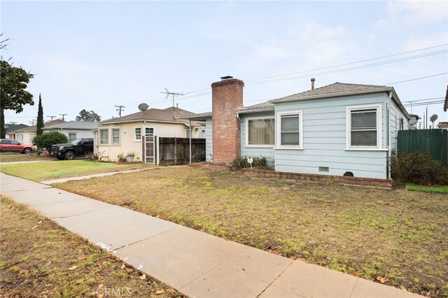 view of front facade featuring a front yard