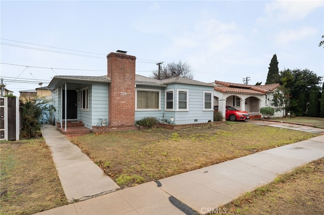 view of front of house featuring a front lawn