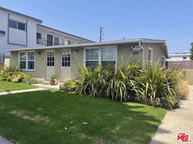 view of front of property featuring a front yard