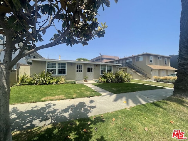 view of front of home featuring a front yard