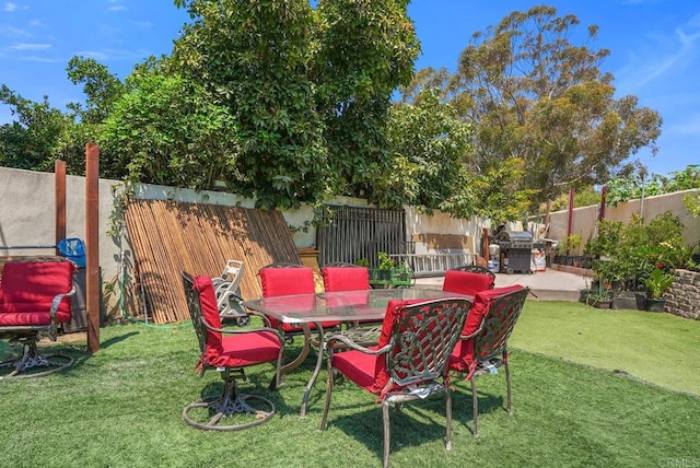 view of yard featuring a patio area