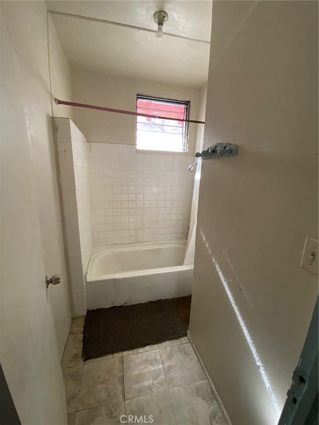 bathroom with tiled shower / bath combo