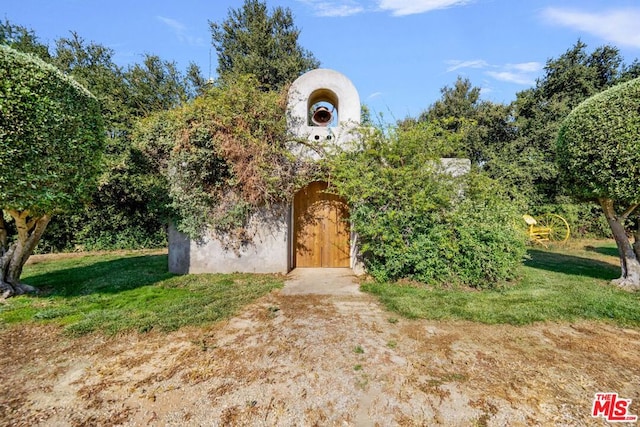 view of front of house featuring a front yard