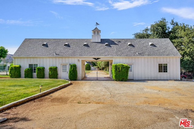 view of front of property featuring a front yard and a patio