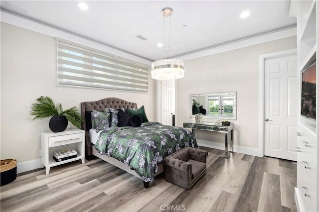 bedroom featuring wood finished floors, visible vents, baseboards, recessed lighting, and crown molding