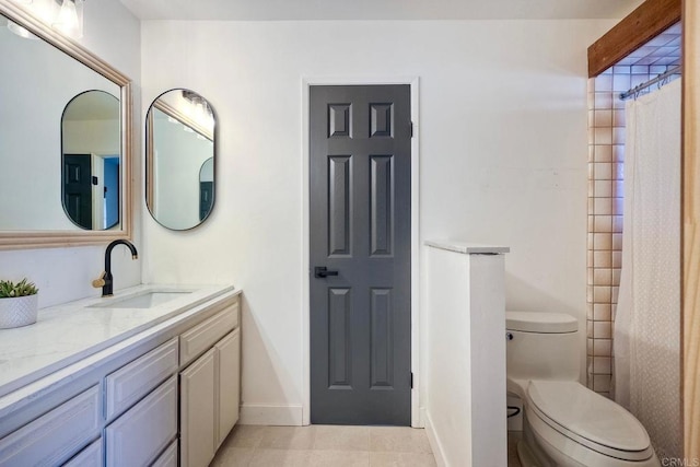 bathroom with toilet, a shower with curtain, and vanity