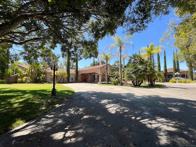 view of front of house featuring a front lawn