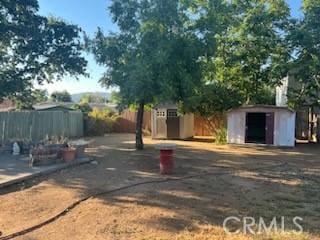 view of yard featuring a storage shed