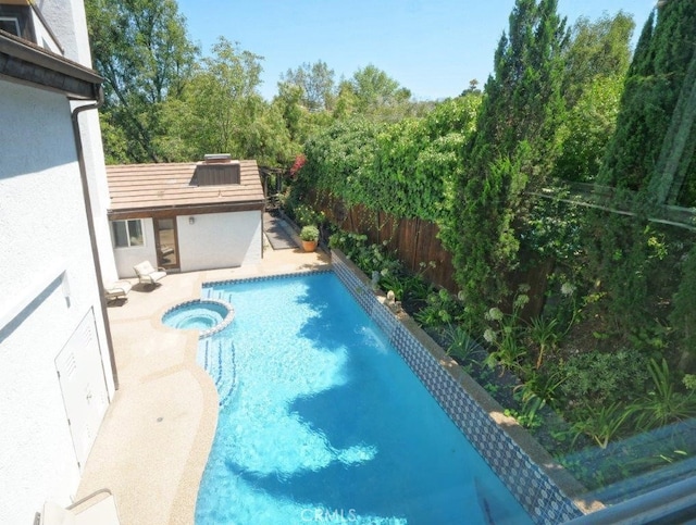 view of pool featuring an in ground hot tub