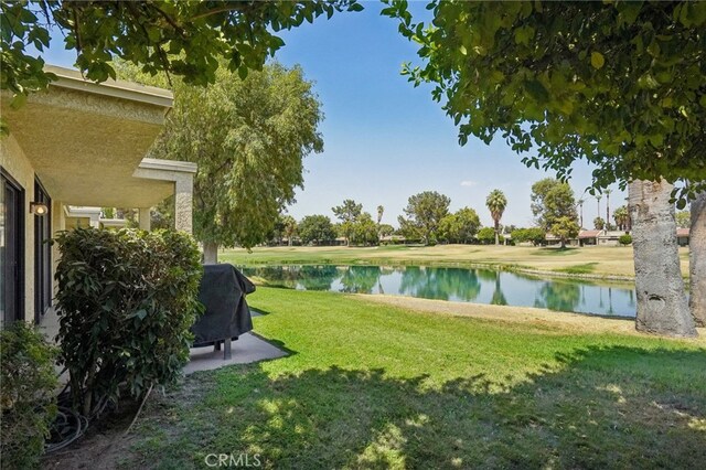 view of yard featuring a water view