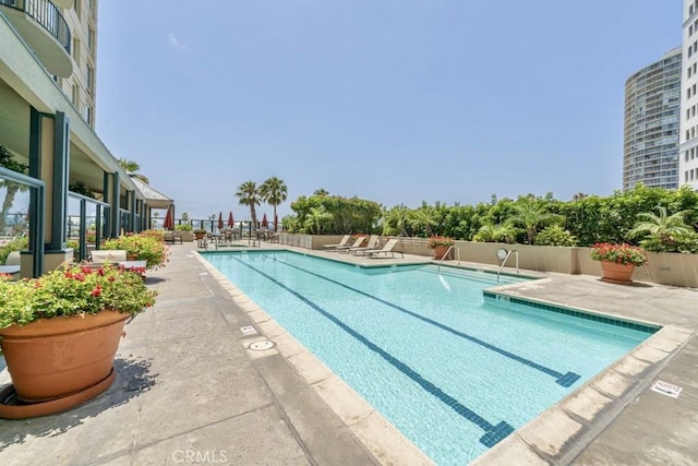 850 E Ocean Blvd Unit 613, Long Beach, CA 90802 - community pool with a patio