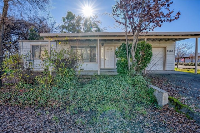 single story home featuring a garage