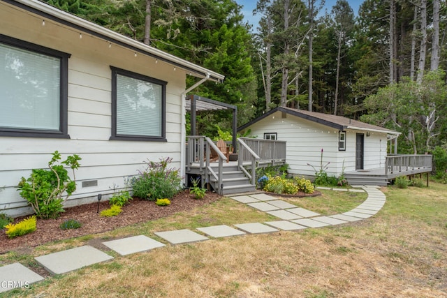 view of front of home featuring a wooden deck and a front lawn