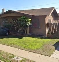 view of front facade with a front yard