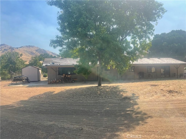 6009 Elwood Rd, Sanger, CA 93657 - rear view of property featuring a mountain view and a storage shed