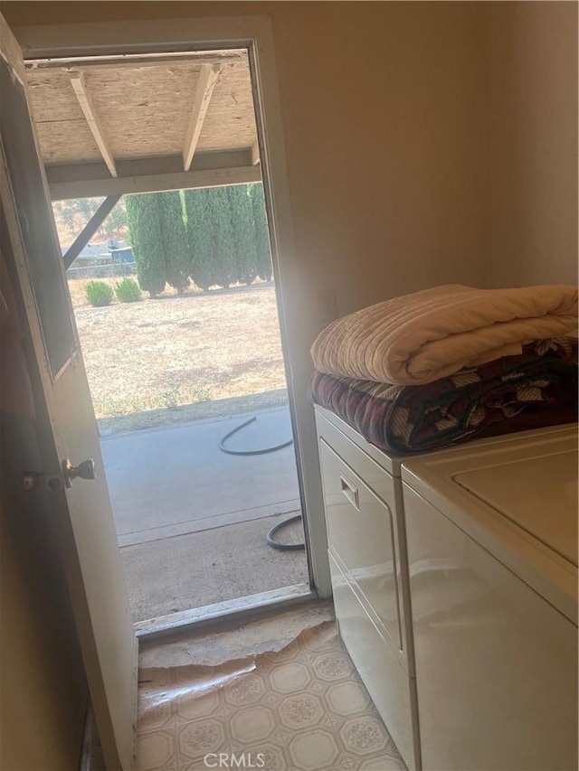 6009 Elwood Rd, Sanger, CA 93657 - entryway featuring washing machine and dryer