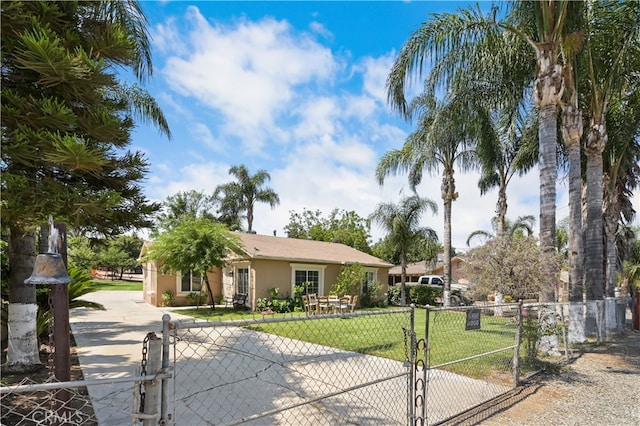 view of front of home featuring a front lawn