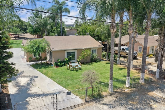 view of front of home featuring a front yard