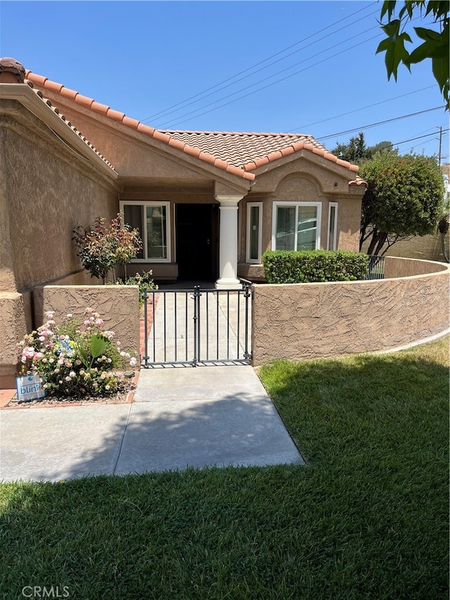 view of front of home with a front yard