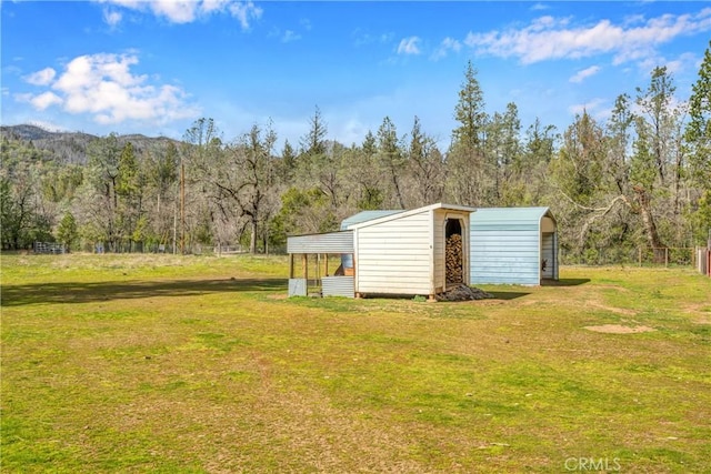 view of yard featuring an outbuilding