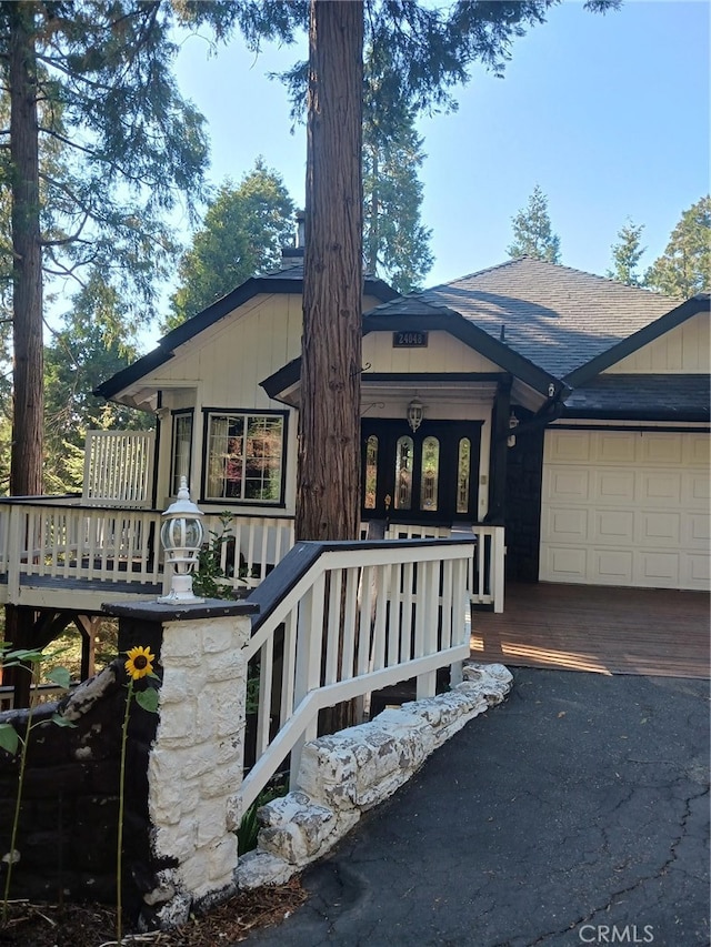 view of front facade featuring a garage