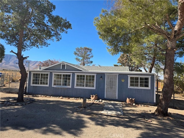 single story home featuring a mountain view