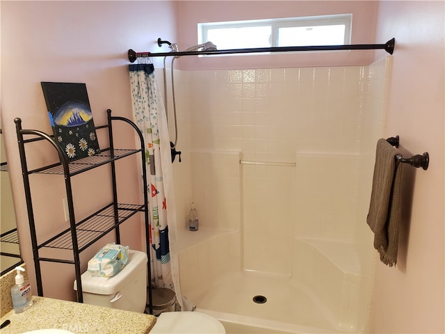 bathroom with a shower with curtain, vanity, and toilet