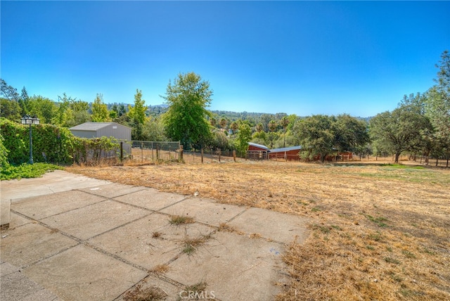 view of yard featuring a rural view