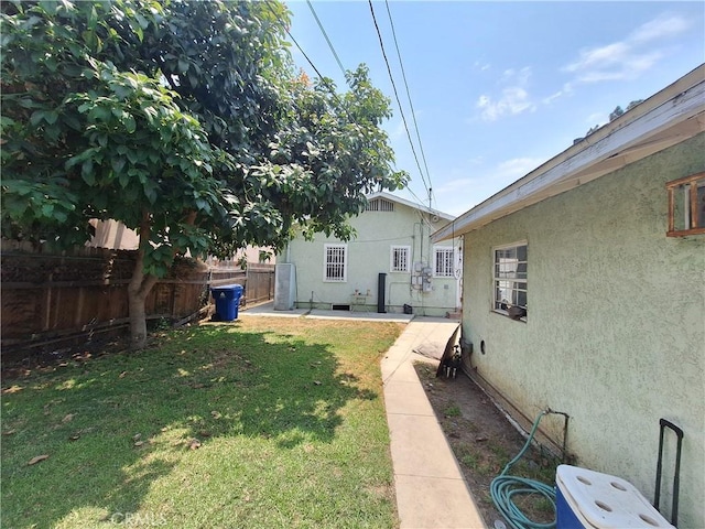 view of yard featuring a patio