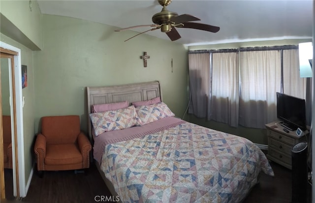 bedroom featuring ceiling fan