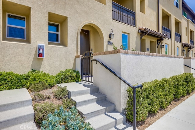 property entrance featuring a balcony