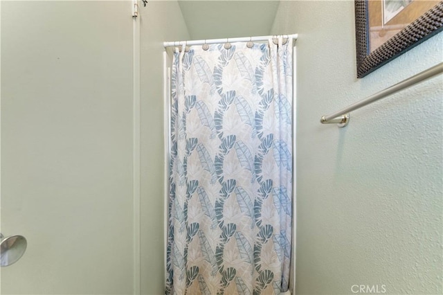 full bathroom featuring a shower with curtain