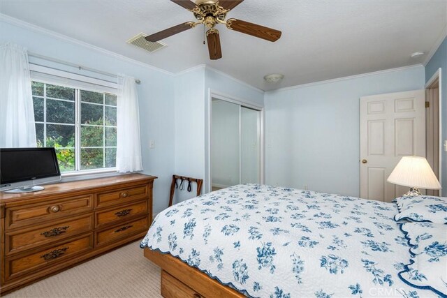 39309 Forest Park Ln, Oakhurst, CA 93644 - bedroom featuring a closet, visible vents, crown molding, light carpet, and a ceiling fan