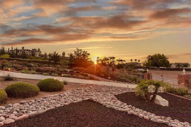 view of yard at dusk