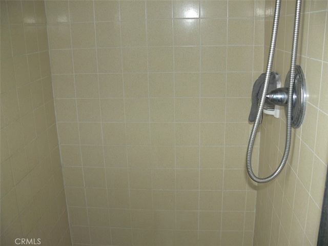 details featuring a tile shower