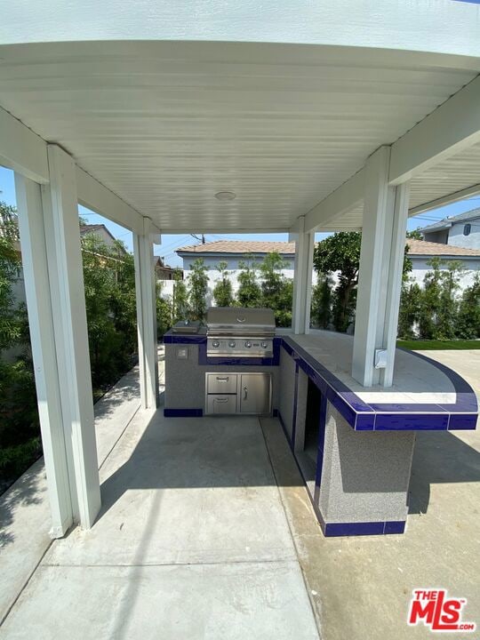 view of patio / terrace with exterior kitchen and grilling area