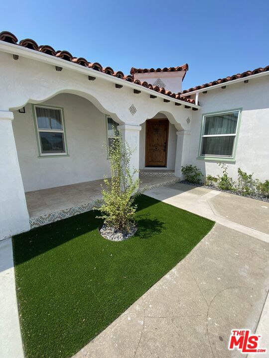 view of front of house with a front yard