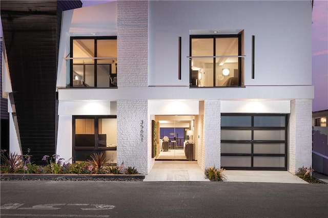 view of front facade featuring a garage