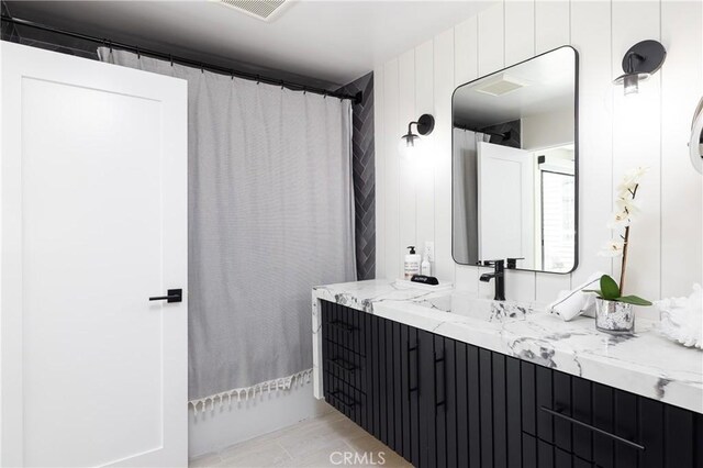 bathroom featuring vanity and shower / bath combo