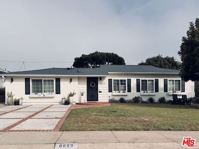 ranch-style house featuring a front yard