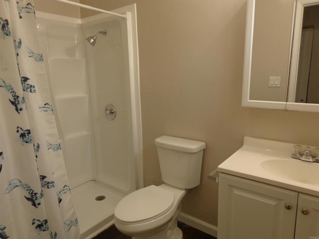 bathroom with a shower with curtain, vanity, and toilet